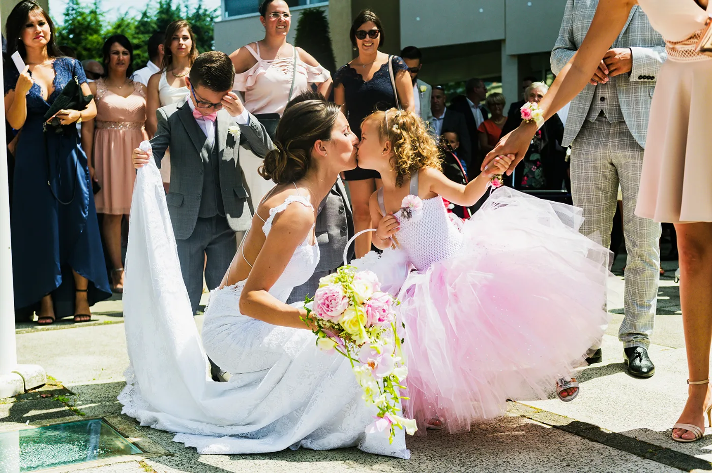 Invités et sortie des mariés sous les confettis