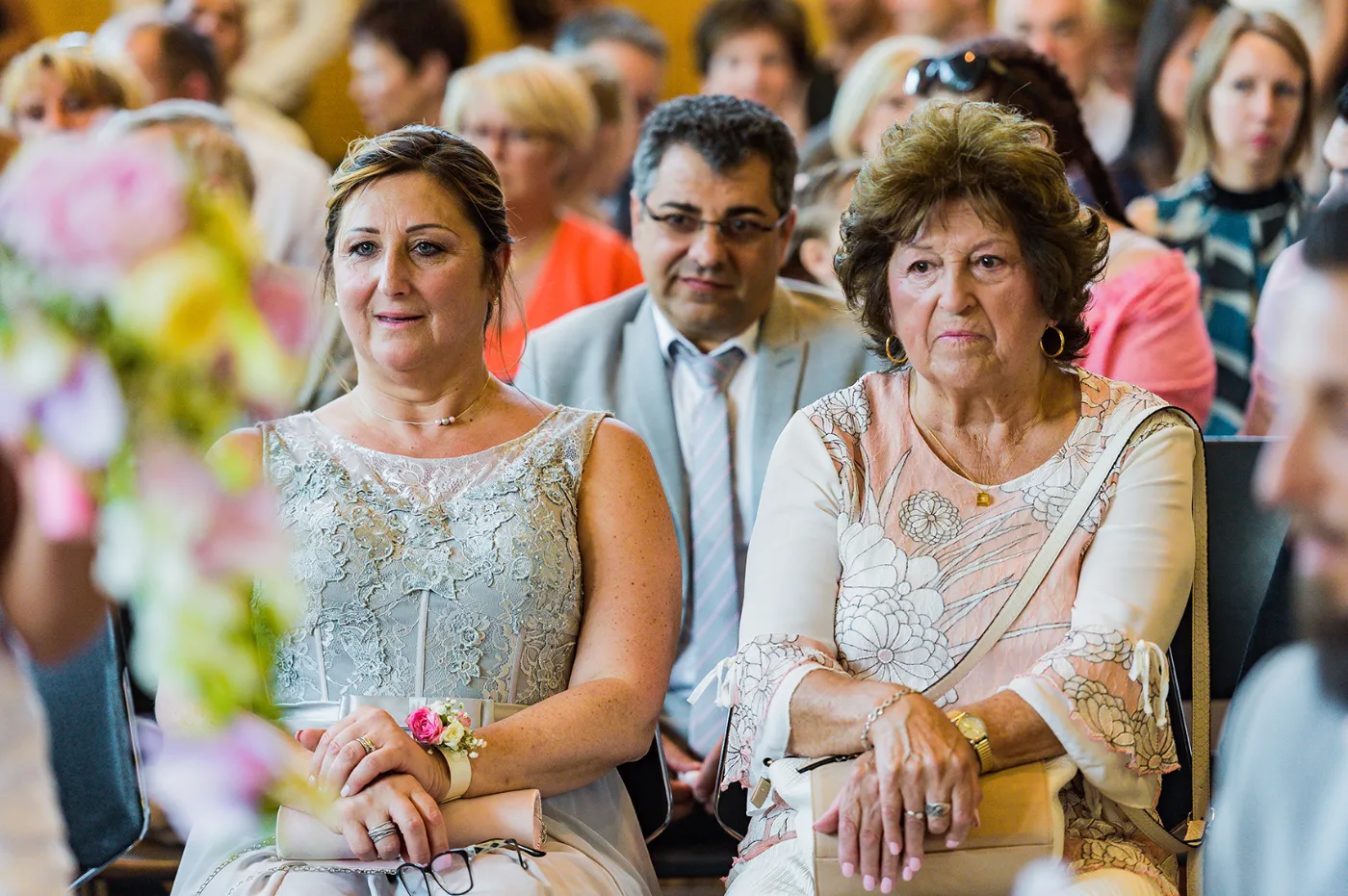 Invités et sortie des mariés sous les confettis