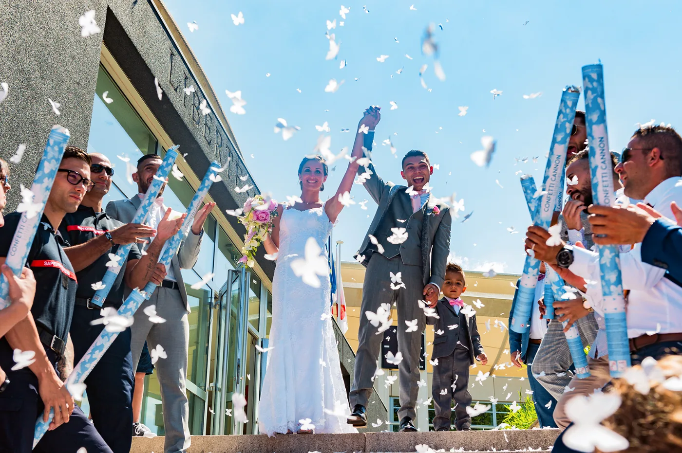 Invités et sortie des mariés sous les confettis