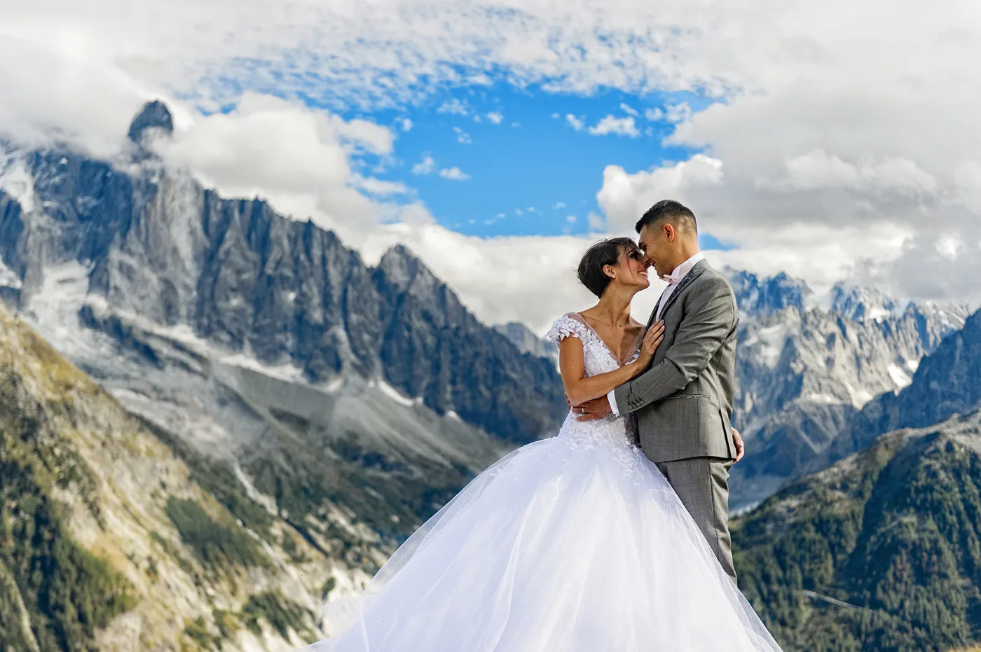Stéphanie et Roman à Chamonix, face au massif du Mont-Blanc