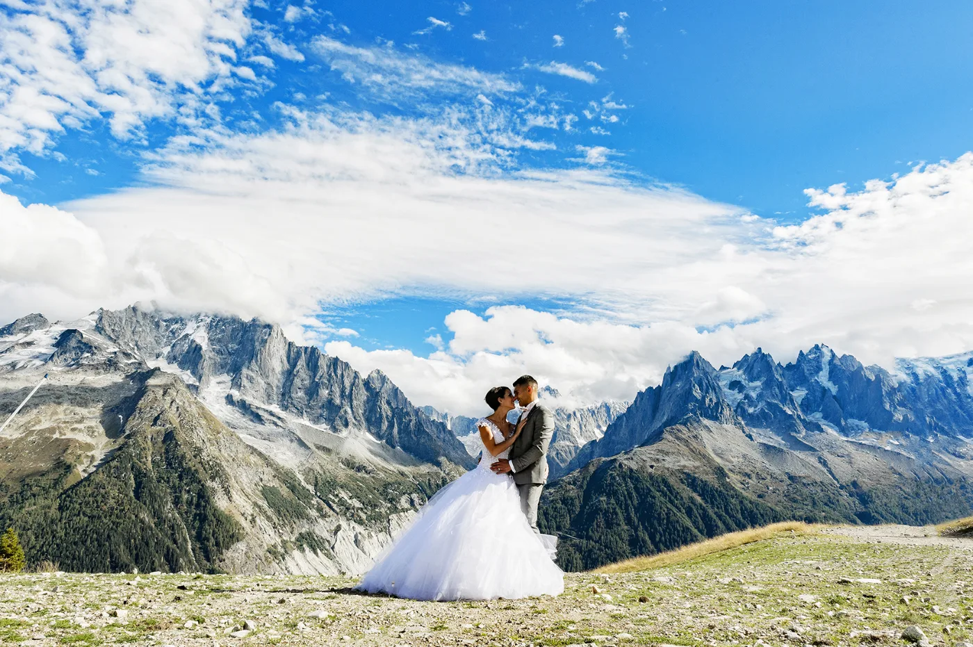 Stéphanie et Roman à Chamonix, face au massif du Mont-Blanc