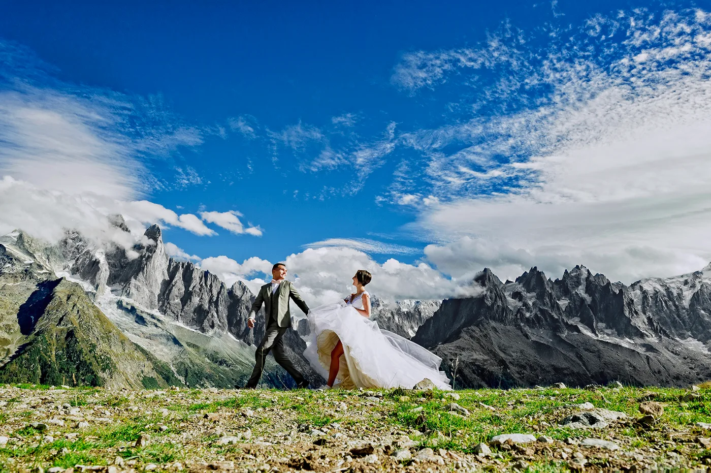 Stéphanie et Roman à Chamonix, face au massif du Mont-Blanc
