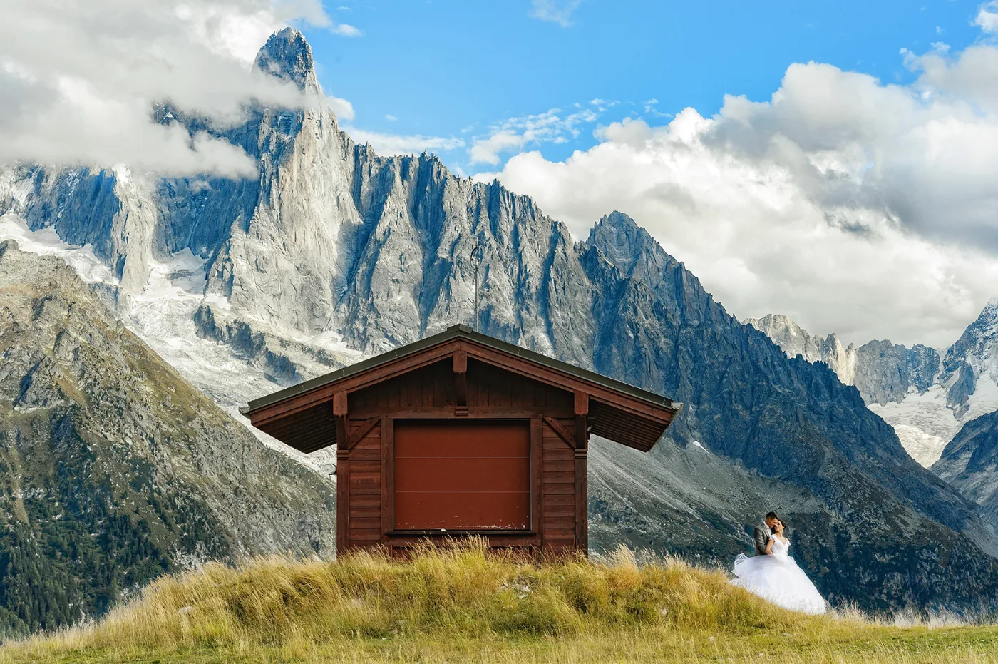 Stéphanie et Roman à Chamonix, face au massif du Mont-Blanc