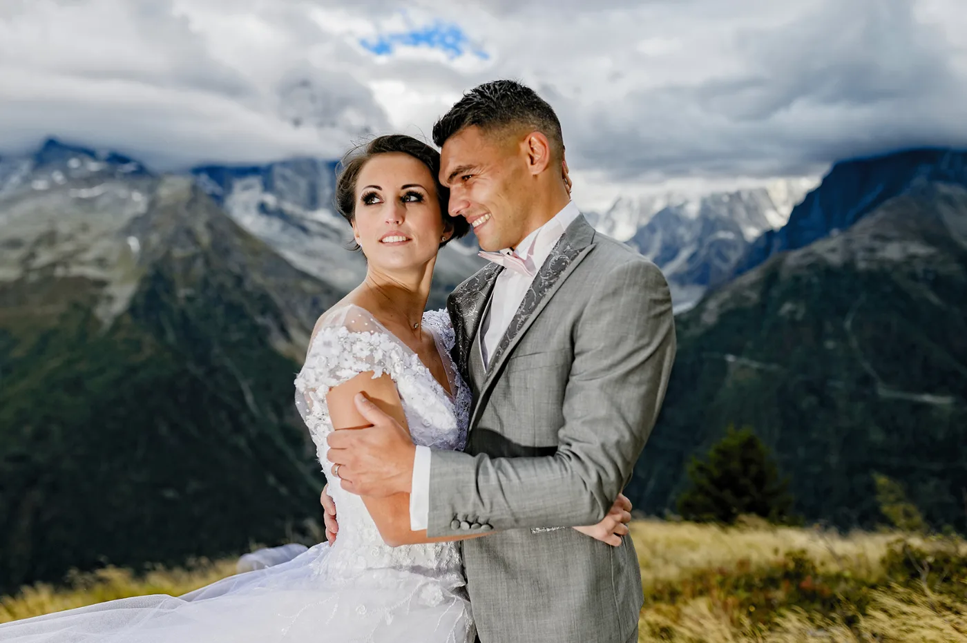 Stéphanie et Roman à Chamonix, face au massif du Mont-Blanc