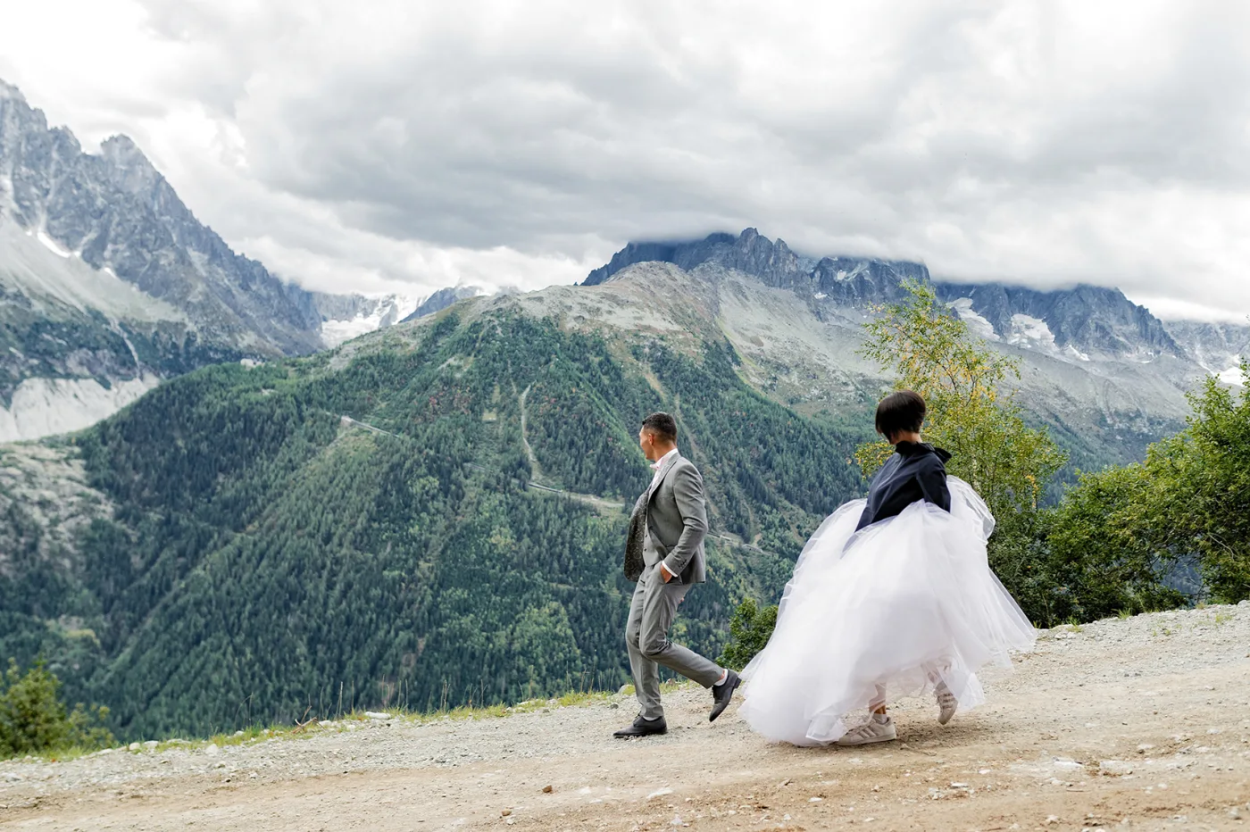 Stéphanie et Roman à Chamonix, face au massif du Mont-Blanc