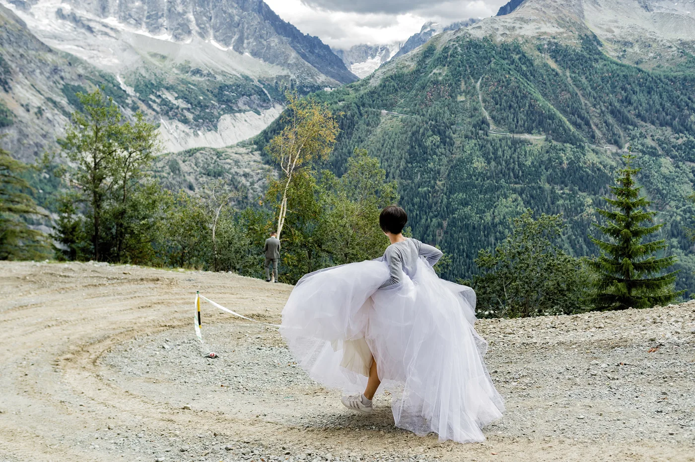 Stéphanie et Roman à Chamonix, face au massif du Mont-Blanc