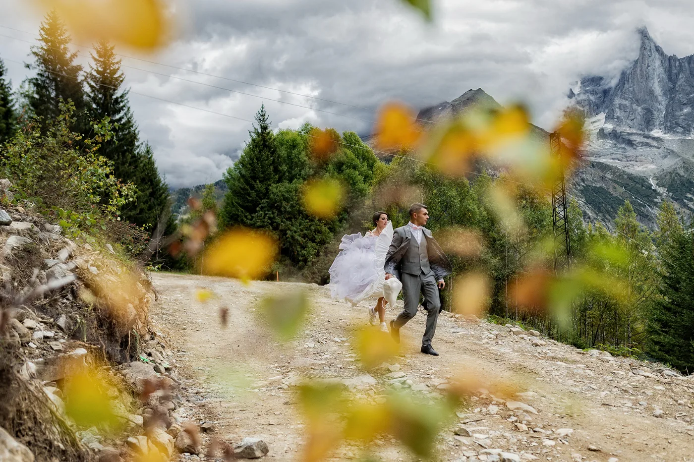 Stéphanie et Roman à Chamonix, face au massif du Mont-Blanc