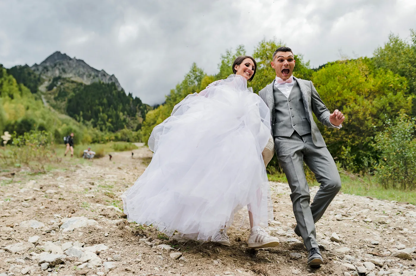 Stéphanie et Roman à Chamonix, face au massif du Mont-Blanc