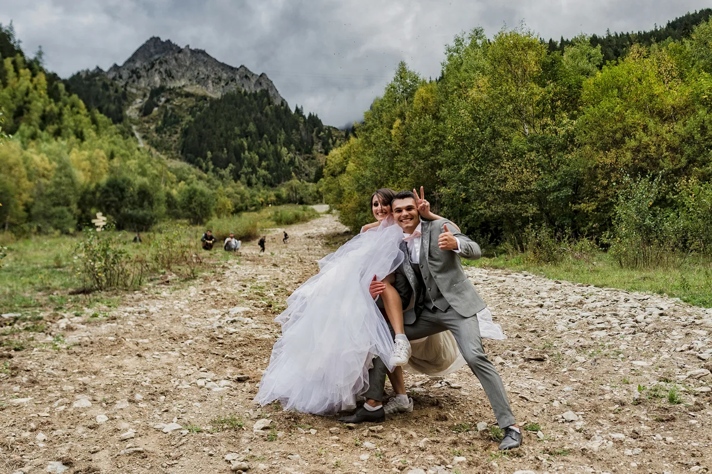 Stéphanie et Roman à Chamonix, face au massif du Mont-Blanc