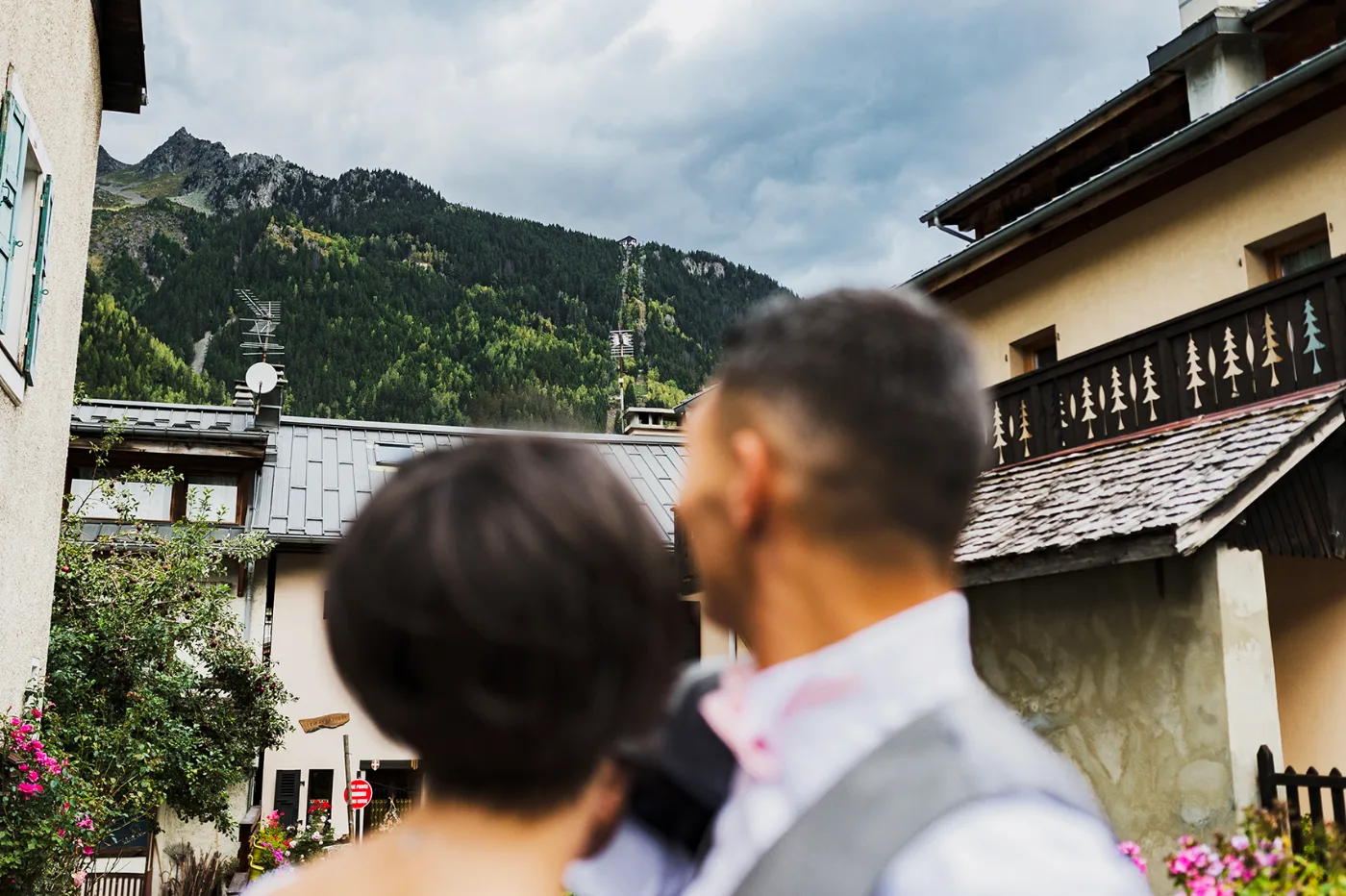 Stéphanie et Roman à Chamonix, face au massif du Mont-Blanc