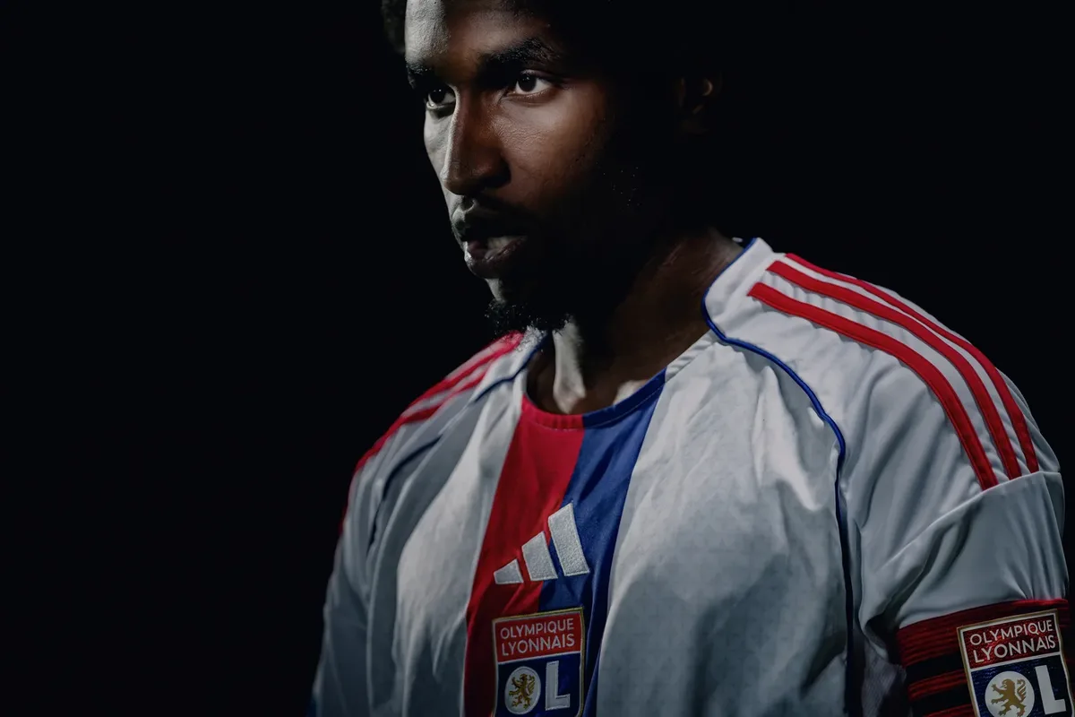 Portrait d'un joueur de l'Olympique Lyonnais en lumière contrastée