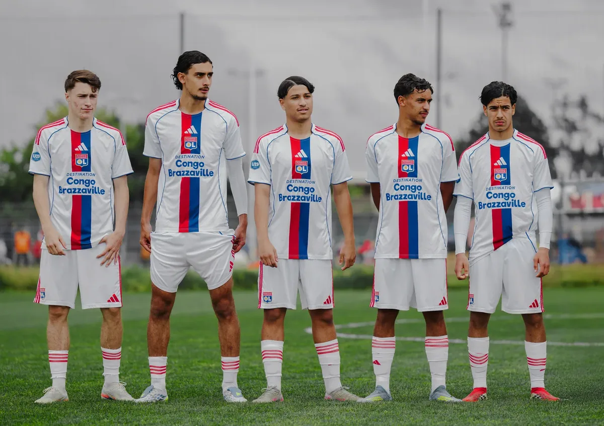 Joueurs de l'Olympique Lyonnais alignés avant la rencontre
