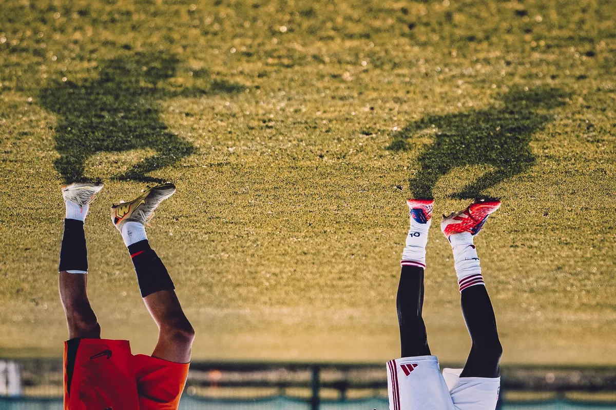 Ombres de footballeurs projetées sur un mur à l'entraînement