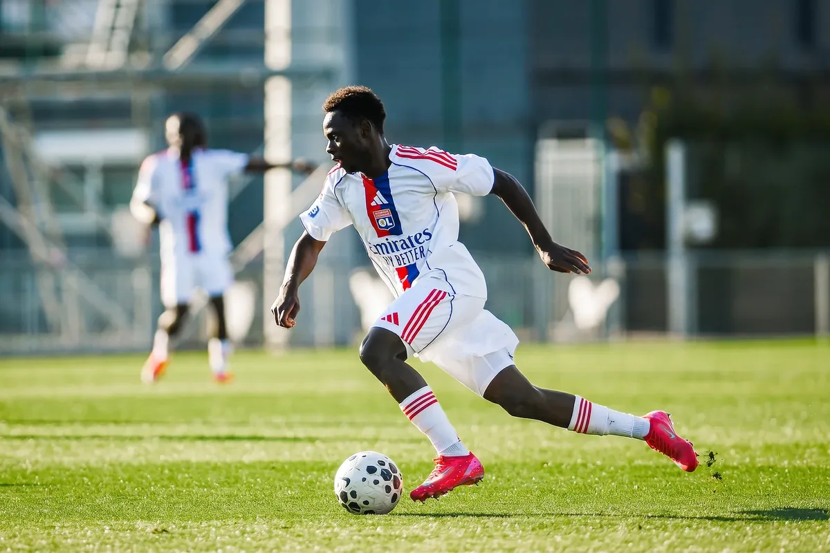 Frappe de balle lors d'un match de l'Olympique Lyonnais