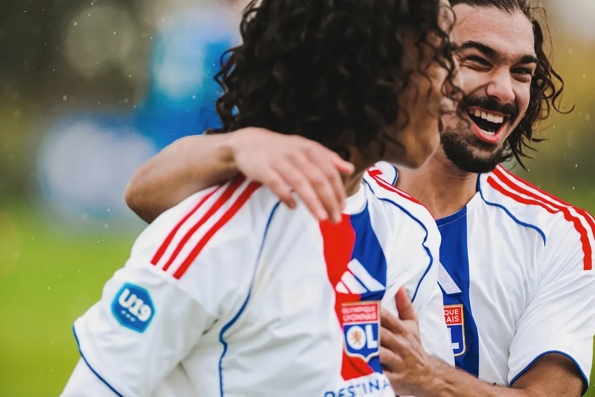Célébration entre coéquipiers après un but