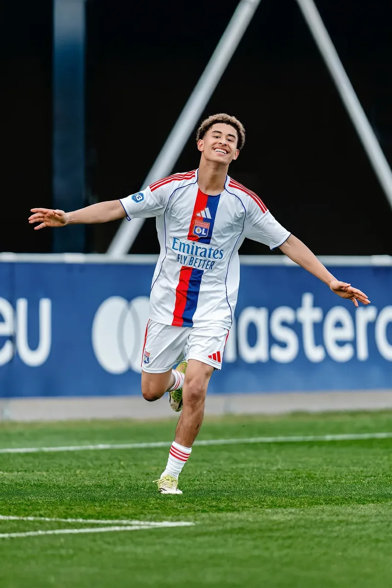 Célébration bras écartés après un but, Olympique Lyonnais