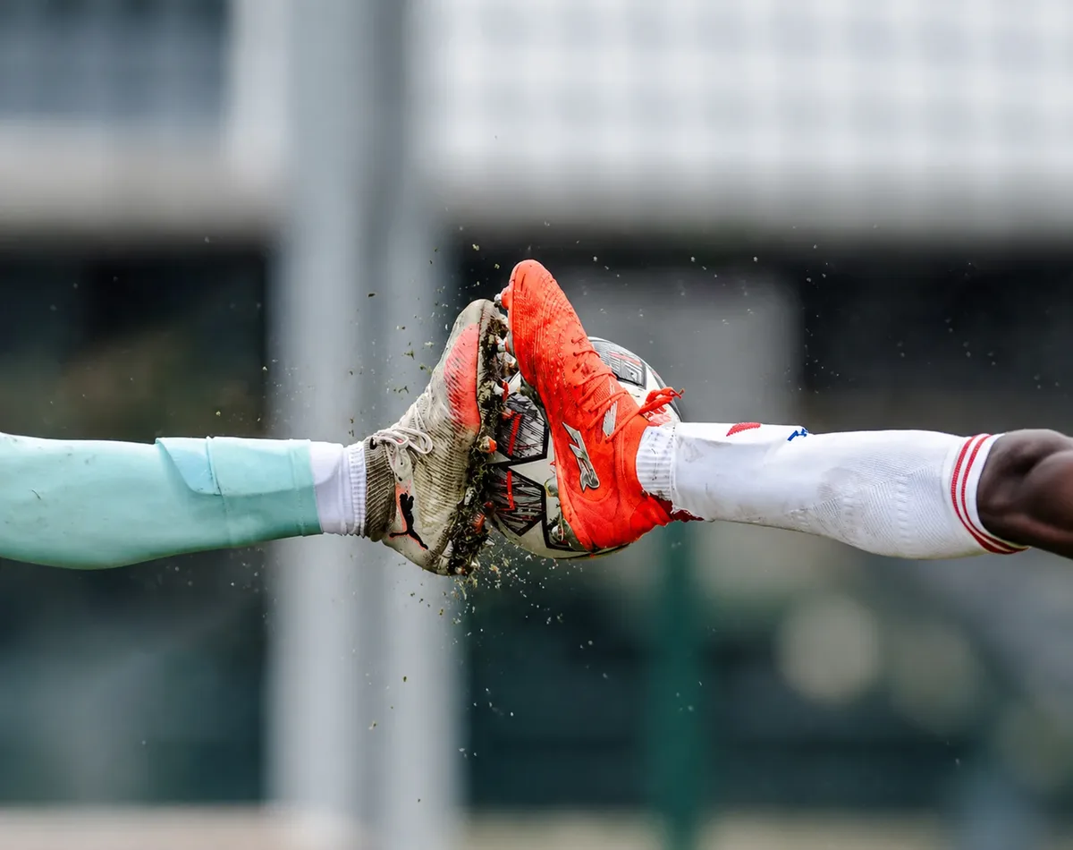 Détail de crampons et de chaussures de football sur la pelouse