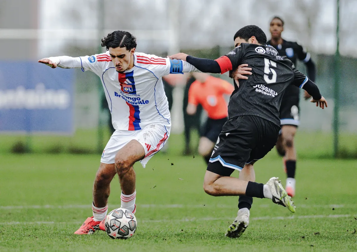 Course et duel au milieu de terrain, Olympique Lyonnais