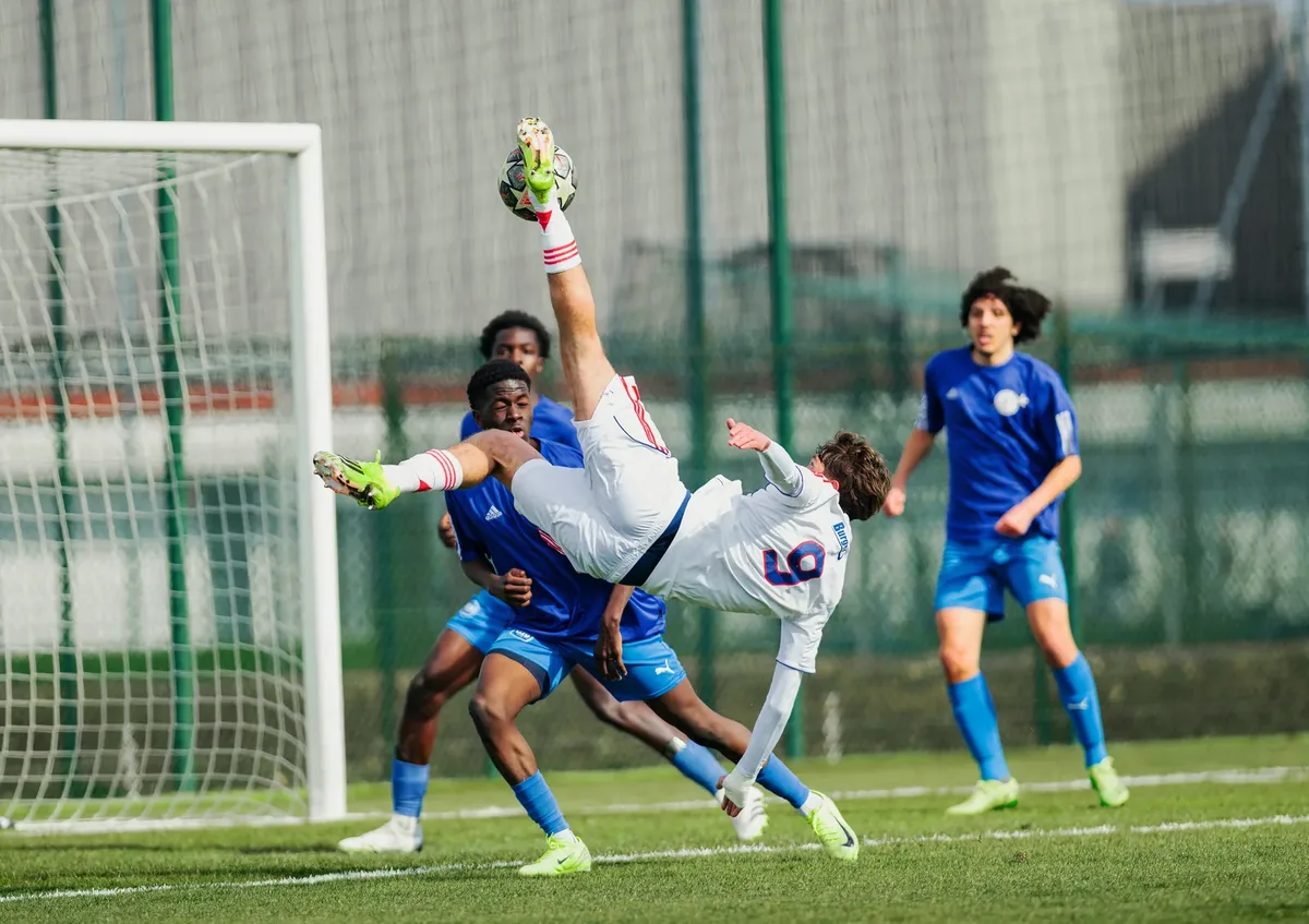 Retourné acrobatique lors d'un match de football, photographe sport Lyon