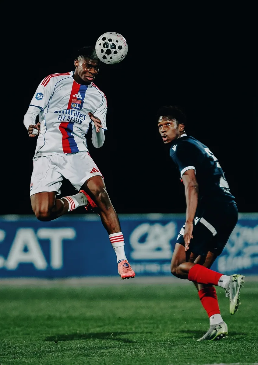 Duel aérien pour la balle lors d'un match de nuit