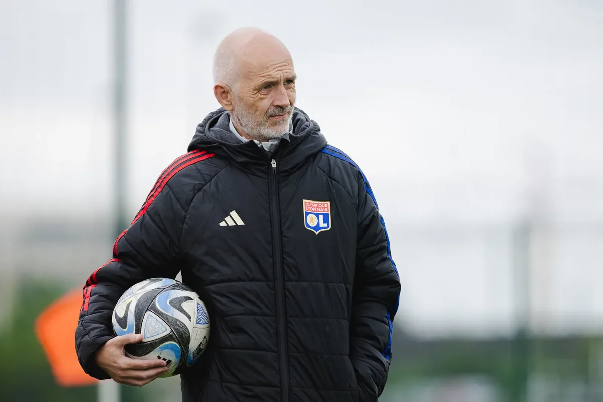 Un éducateur de l'Olympique Lyonnais, ballon sous le bras