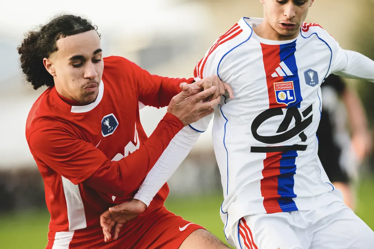 Duel épaule contre épaule lors d'un match de coupe