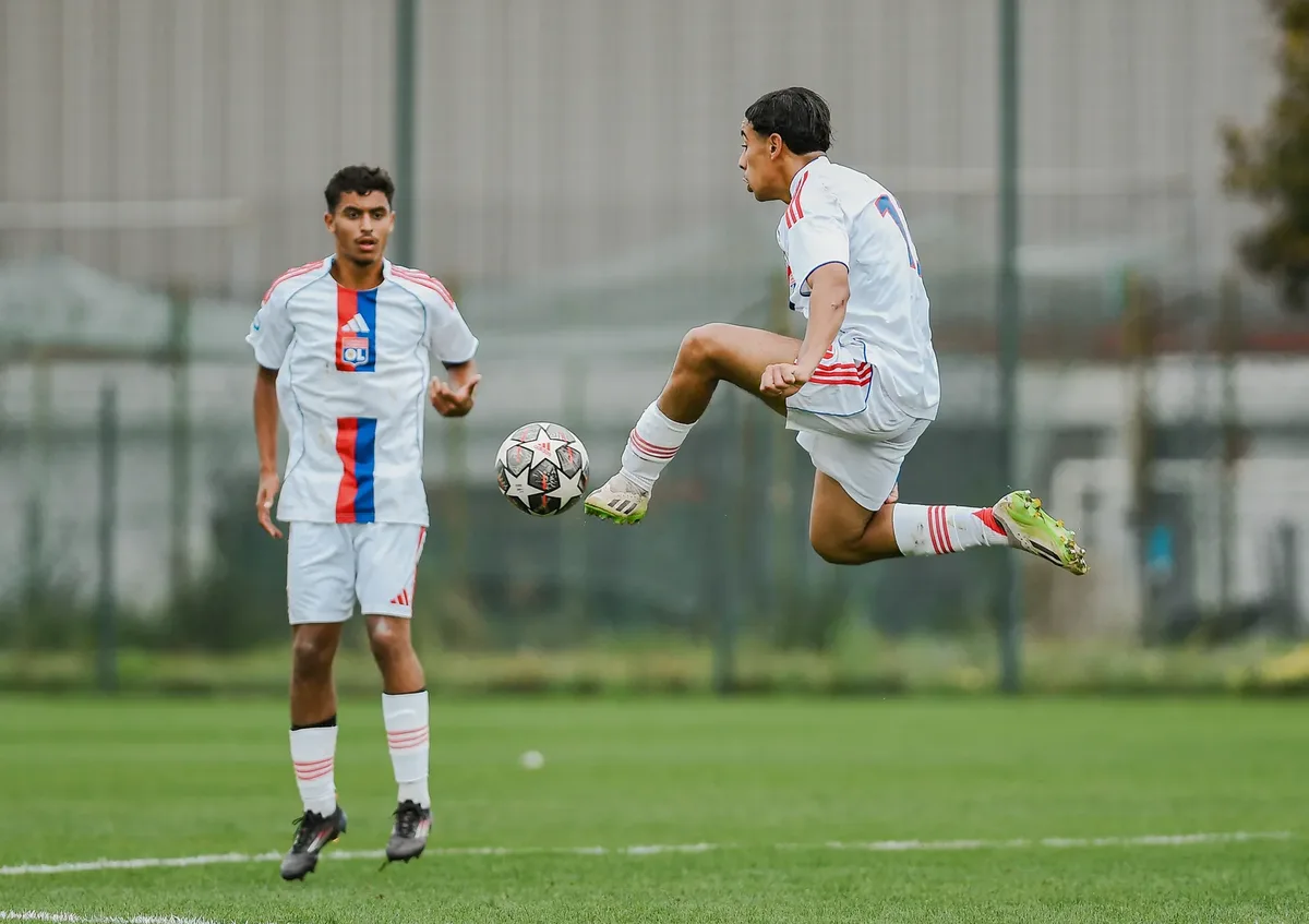 Contrôle de balle en suspension entre deux joueurs