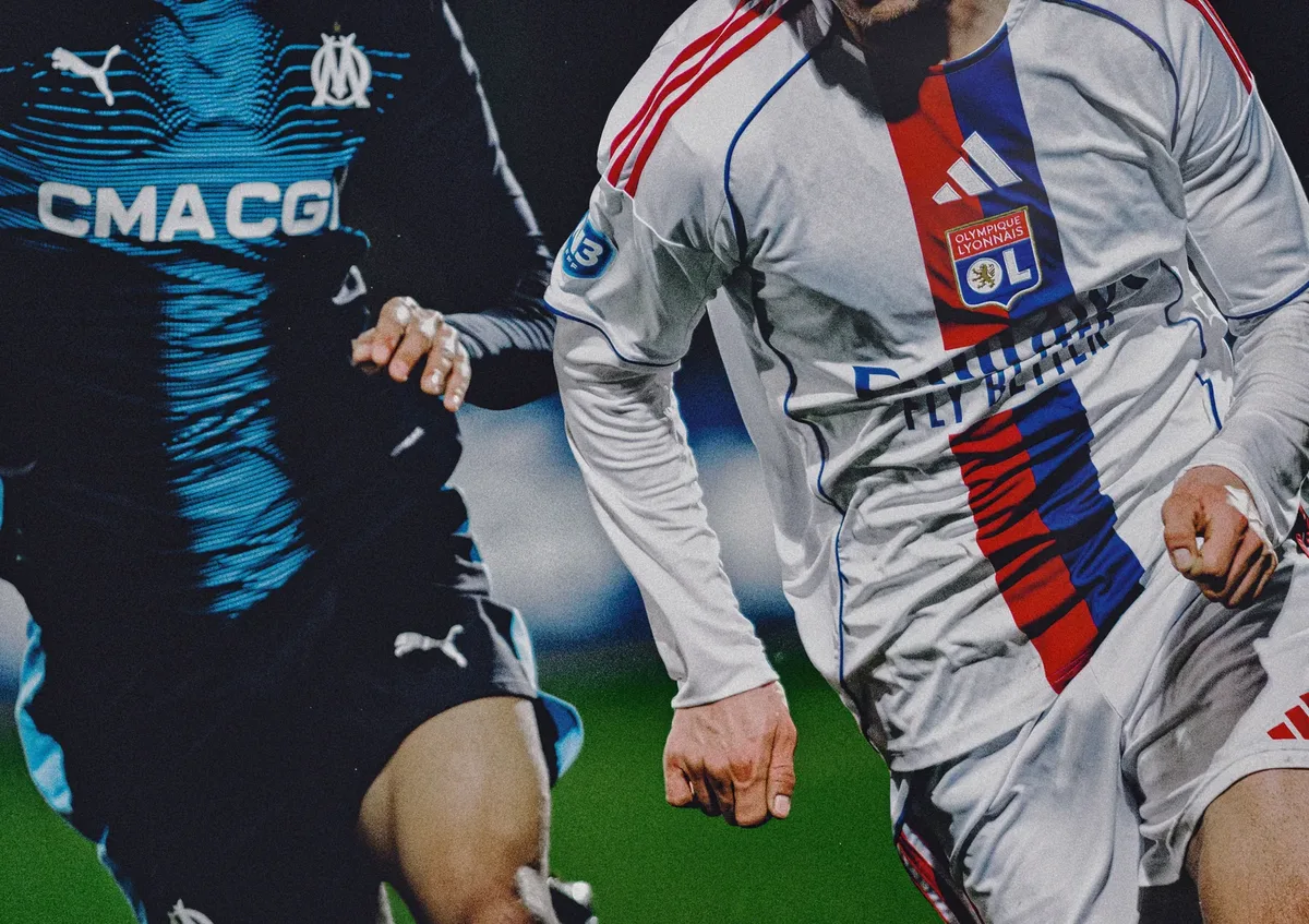 Duel au contact entre deux joueurs, détail des maillots