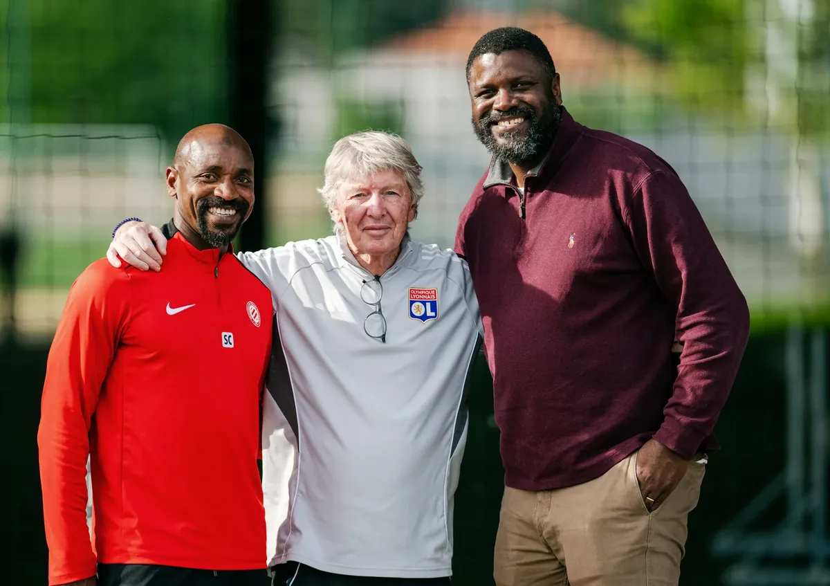 L'encadrement sportif de l'Olympique Lyonnais au centre d'entraînement