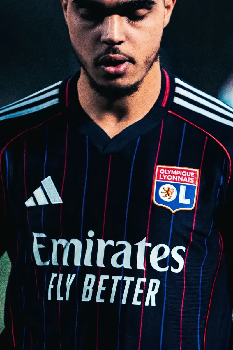 Portrait de joueur de l'Olympique Lyonnais en maillot extérieur