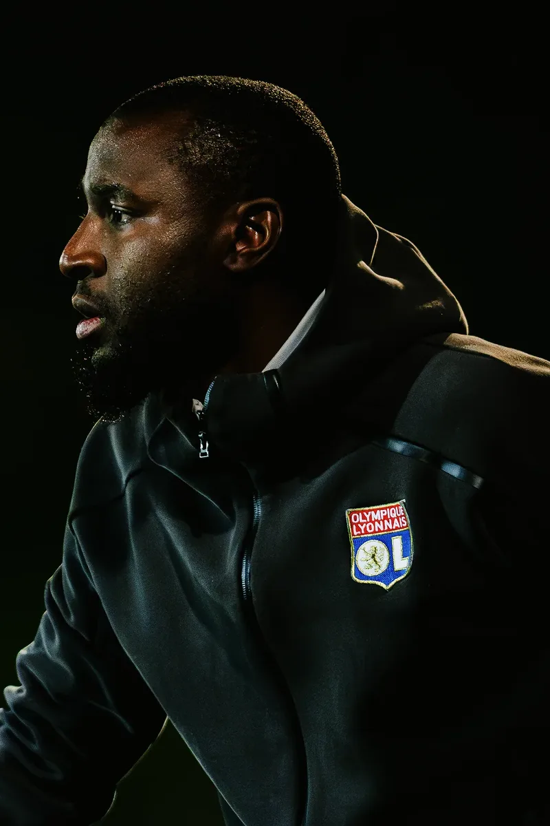 Portrait du staff de l'Olympique Lyonnais sur fond sombre