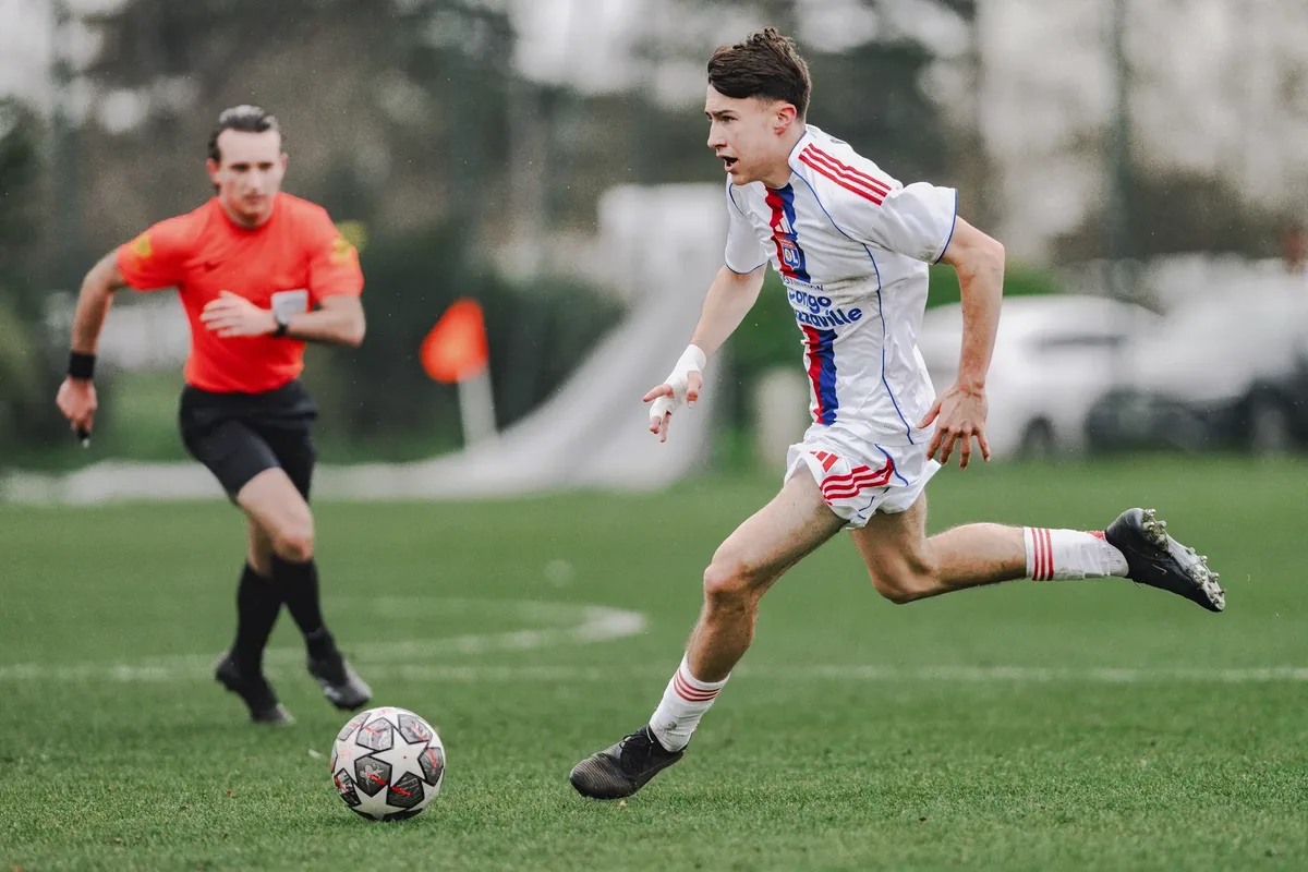 Percée balle au pied sous le regard de l'arbitre