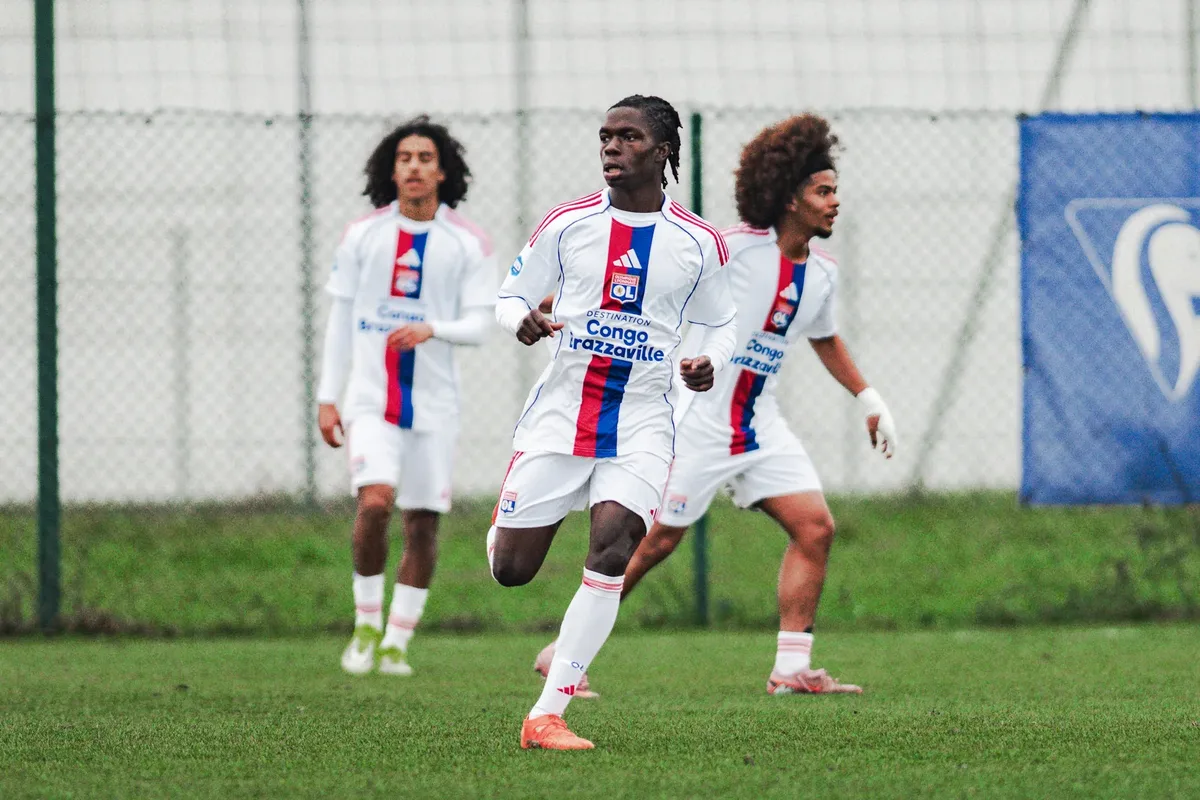 Trois joueurs de l'Olympique Lyonnais à l'échauffement