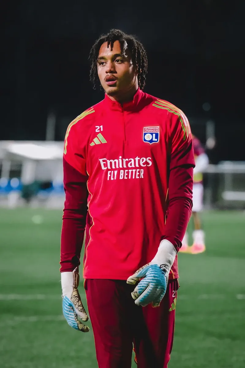Portrait du gardien de but de l'Olympique Lyonnais