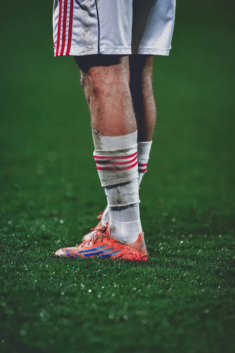 Détail des jambes et des chaussettes d'un joueur après l'effort