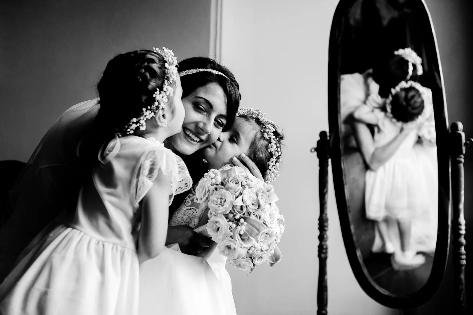 Mariée et petite demoiselle d'honneur devant un miroir, bouquet, noir et blanc