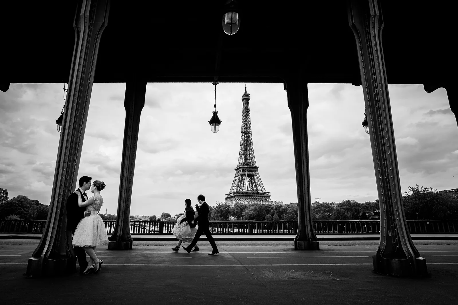 Mariés sous le pont de Bir-Hakeim avec la tour Eiffel, photographe de mariage Paris, noir et blanc