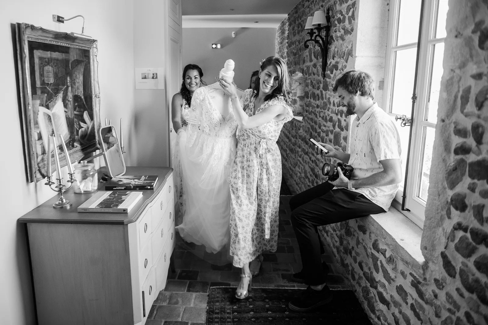 Mariée et sa mère dans la chambre pendant les préparatifs, noir et blanc
