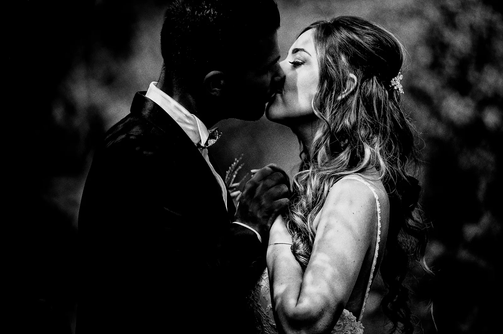 Baiser des mariés pendant la première danse, noir et blanc